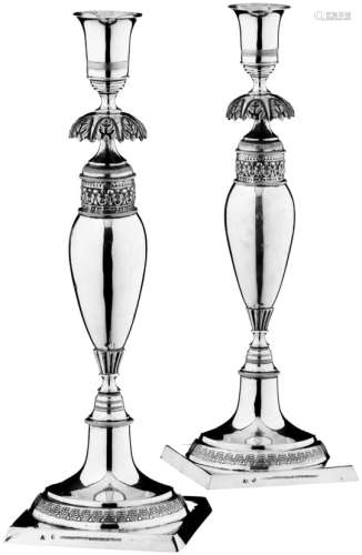 Paar KerzenleuchterDeutschland, um 1820. Silber gedrückt, getrieben, gegossen, geprägt. Punziert,