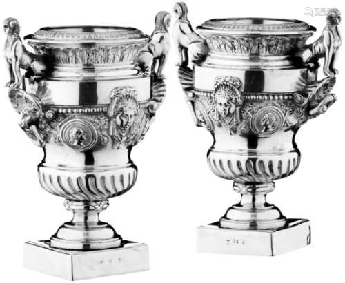 Paar ZiervasenHanau, um 1900. Stil Louis XIV. Silber gegossen, ziseliert. Fantasiepunzen.