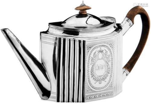 TeekanneLondon, 1798. Silber getrieben, gegossen. Scharnierdeckel. Die Wandung ornamental