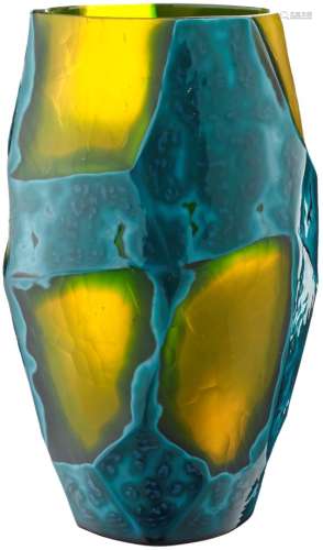 VaseEnde 20. Jh. Farbloses Glas mit gelbem und grünem Unterfang. Opaker, türkisfarben marmorierter