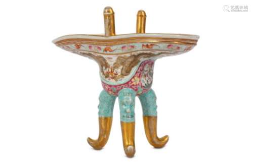 A CHINESE FAMILLE ROSE ARCHAISTIC ‘DRAGONS’ LIBATION CUP, JUE.
