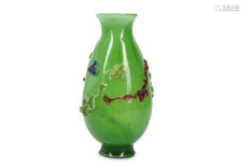 A CHINESE THREE-COLOUR OVERLAY GREEN PEKING GLASS ‘CHILONG’ VASE.