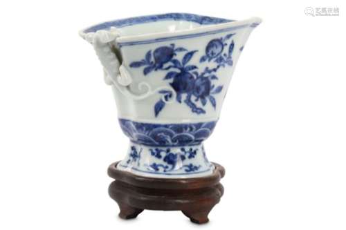A CHINESE BLUE AND WHITE ‘CHILONG’ LIBATION CUP.
