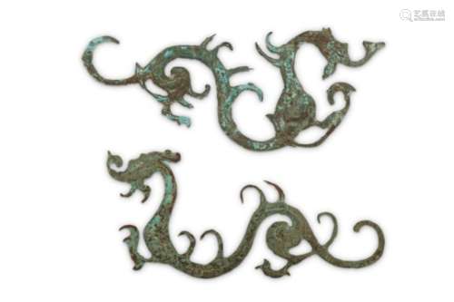 A PAIR OF CHINESE BRONZE 'DRAGON' FITTINGS.