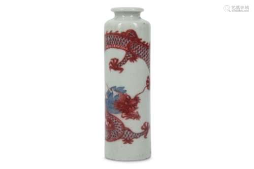 A CHINESE BLUE AND WHITE AND UNDERGLAZE RED 'DRAGON' SNUFF BOTTLE.