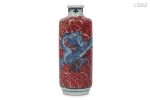 A CHINESE BLUE AND WHITE AND UNDERGLAZE RED 'DRAGON' SNUFF BOTTLE.