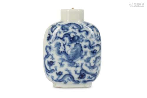 A BLUE AND WHITE DRAGON SNUFF BOTTLE.