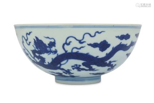 A CHINESE BLUE AND WHITE 'DRAGON' BOWL.