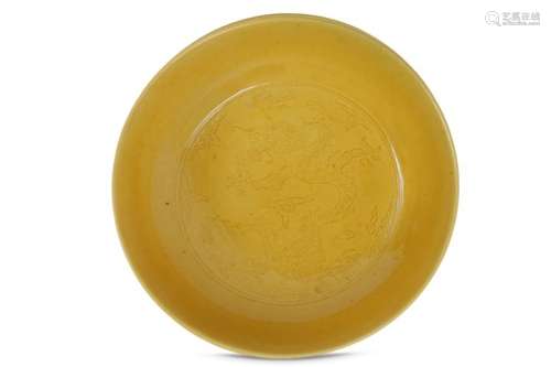 A CHINESE YELLOW GROUND 'DRAGON' DISH.