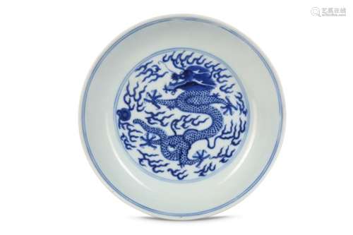 A CHINESE BLUE AND WHITE 'DRAGON' DISH.