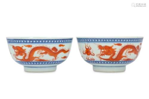 A PAIR OF CHINESE IRON-RED AND UNDERGLAZE BLUE 'DRAGON' BOWLS.
