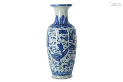 A CHINESE BLUE AND WHITE 'DRAGON' VASE.