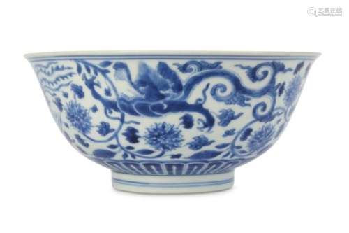 A CHINESE BLUE AND WHITE ‘DRAGON AND PHOENIX’ BOWL.