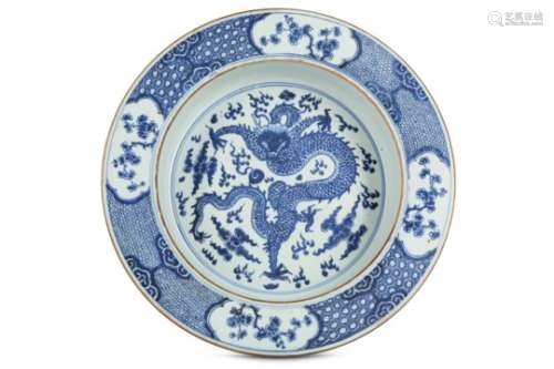 A CHINESE BLUE AND WHITE ‘DRAGON’ BASIN.