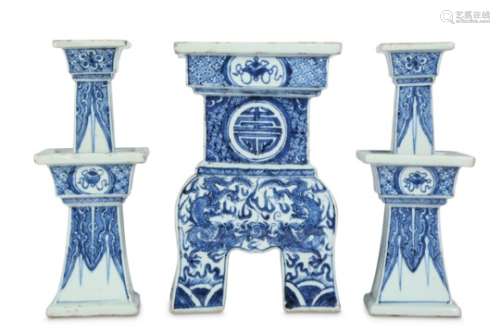 A CHINESE BLUE AND WHITE THREE-PIECE ‘DRAGON AND PHOENIX’ ALTAR SET.