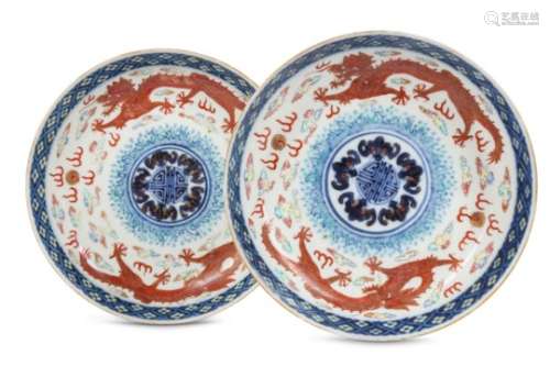A PAIR OF CHINESE FAMILLE ROSE 'DRAGONS AND BATS' DISHES.