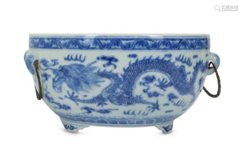 A CHINESE BLUE AND WHITE 'DRAGON' WARMER AND LINER.