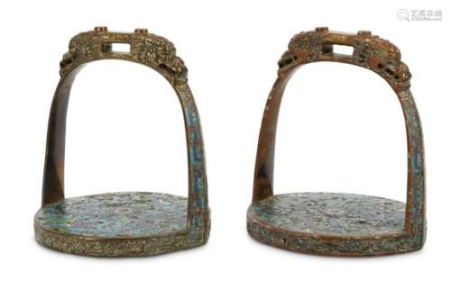 A PAIR OF CHINESE CLOISONNE ENAMEL 'DRAGONS' STIRRUPS.