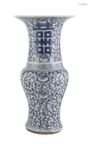 WHITE AND BLUE PORCELAIN VASE CHINA LATE19TH EARLY 20TH CENTURY