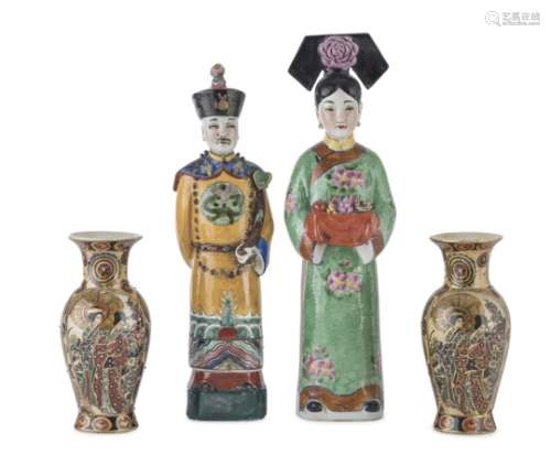 LOT OF TWO SCULPTURES AND A PAIR OF SMALL POLYCHROME ENAMELED PORCELAIN VASES CHINA 20TH CENTURY