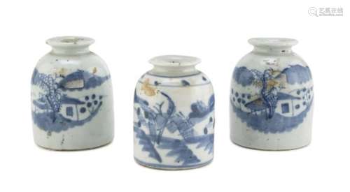 LOT OF THREE SMALL JARS IN WHITE AND BLUE PORCELAIN CHINA LATE 19TH-EARLY 20TH CENTURY