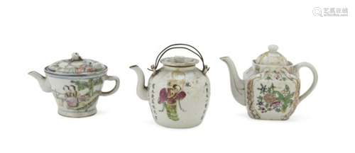 THREE TEAPOTS IN POLYCHROME ENAMELLED PORCELAIN CHINA 20TH CENTURY