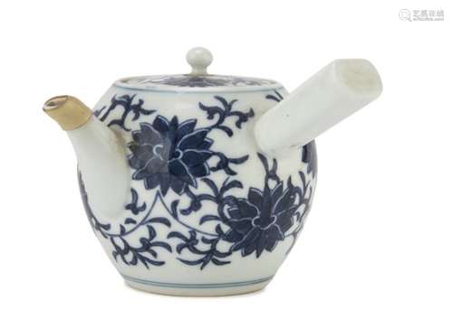 SMALL TEAPOT IN WHITE AND BLUE PORCELAIN CHINA 20TH CENTURY