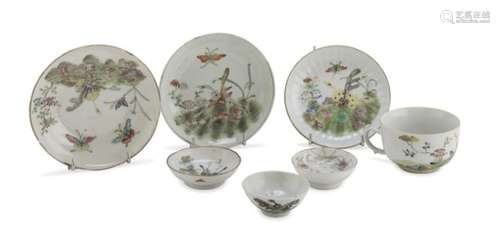 LOT OF SEVEN POLYCHROME ENAMELLED PORCELAINS CHINA EARLY 20TH CENTURY