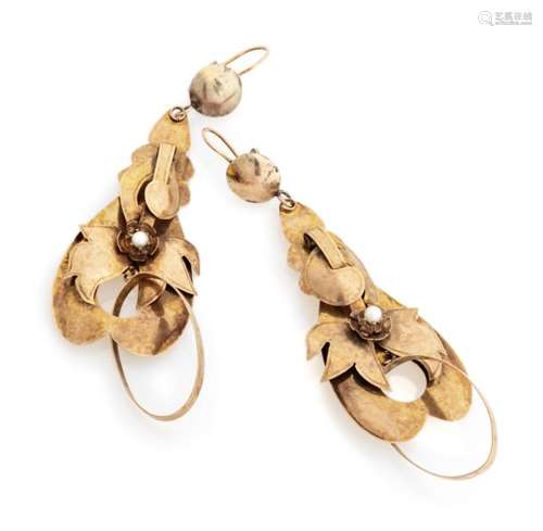 PAIR OF EARRINGS