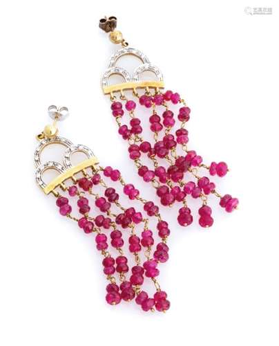 A PAIR OF EARRINGS