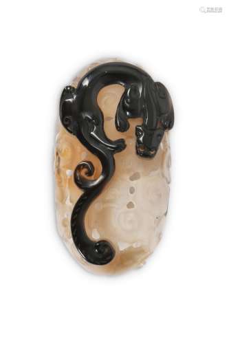 A CHINESE AGATE 'DRAGON' CARVING.