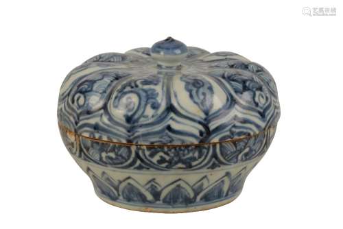 BLUE AND WHITE FOLIATE-FORM CIRCULAR COVERED BOX, MING DYNASTY, 15TH CENTURY