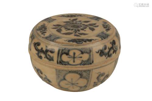 ANNAMESE BLUE AND WHITE CIRCULAR COVERED BOX, 15TH CENTURY