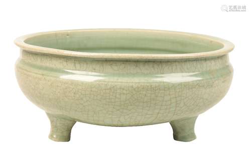 LARGE CELADON CRACKLE-GLAZE TRIPOD CENSER, MING DYNASTY