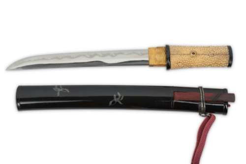 AN AIKUCHI (SHORT SWORD). Edo period. The blade of shinogi zukuri with toran hamon, nagasa 19.5cm,