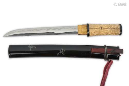 AN AIKUCHI (SHORT SWORD). Edo period. The blade of shinogi zukuri with toran hamon, nagasa 19.5cm,