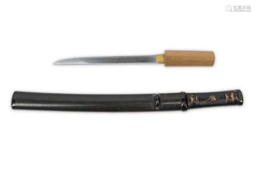 AN AIKUCHI (SHORT SWORD). Early Edo period. The blade of a narrow hirazukuri with itamehada,