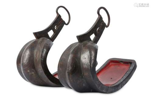 A PAIR OF IRON ABUMI (STIRRUPS). Edo period. Decorated in silver inlay with leaves and tendrils,