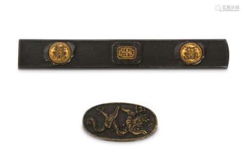 NAMBAN SWORD FITTINGS. Edo period. A bronze kashira (pommel) decorated in relief with a dragon,