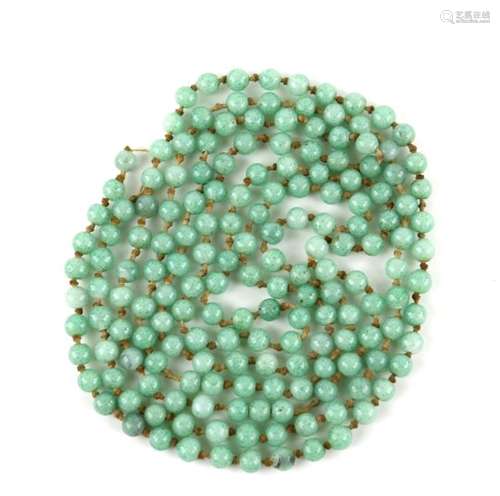 A mottled green beaded necklace with about 172 spherical beads; length about 168 cm (clasps