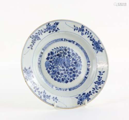 A blue and white Chinese Export plate, decorated with floral designs, 22.5 cm diameter, Qianlong .No