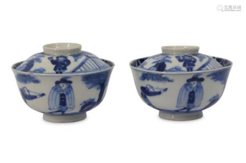 A PAIR OF IMARI BOWLS AND COVERS. Edo period. Painted in underglaze blue with Dutchmen in a