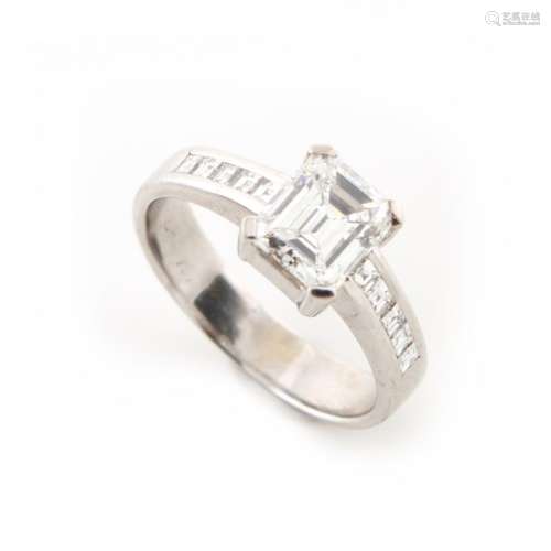 A good & very attractive Art Deco style 18ct white gold diamond single stone ring, the emerald cut