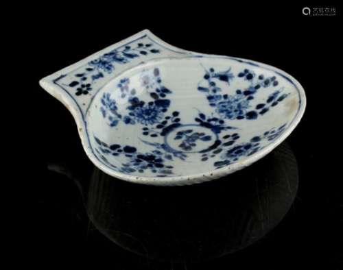 A Chinese blue & white scallop shell shaped dish, 17th / 18th century, 6.4ins. (16.2cms.) wide.