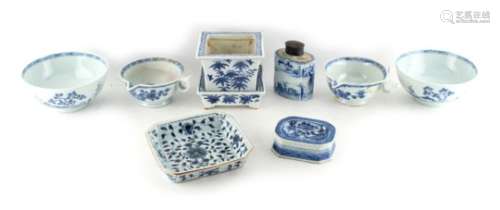 Property of a lady - a group of eight Chinese blue & white porcelain items, all 17th & 18th century,
