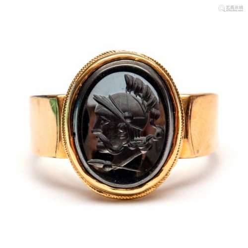 14krt. Roségouden ring, 19e eeuw,gezet met een intaglio van hematiet, uitgesneden met Hermes;