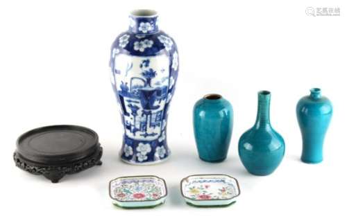 Property of a deceased estate - a small quantity of Chinese items including a late 19th century blue