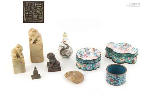 Property of a lady - a quantity of assorted Chinese items including a bronze Buddhistic lion seal,