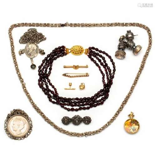 Diverse gouden en onedele sieradenw.o. glasgranaten collier aan gouden sluiting, staafbroches,