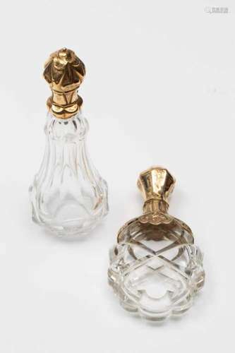 Twee differente kristallen parfumflacons, 19e eeuw,beide met 14krt. gouden montuur. Eén liggend en